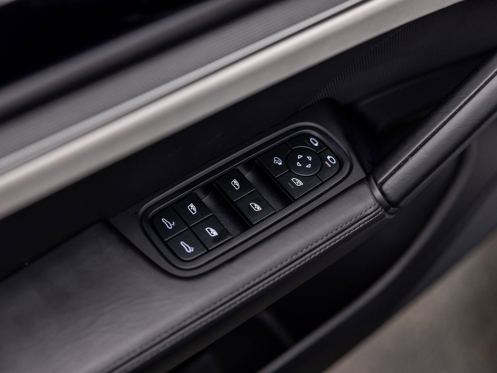 Certified 2025 Porsche Cayenne AWD/4WD image 45