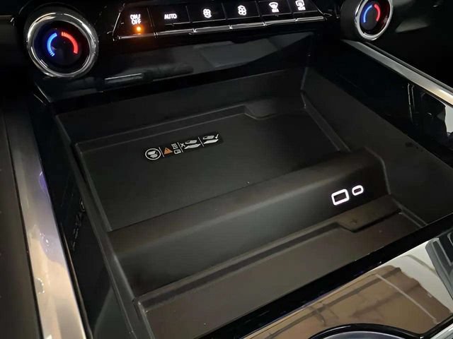 Used 2025 Chevrolet Suburban LT RWD image 56