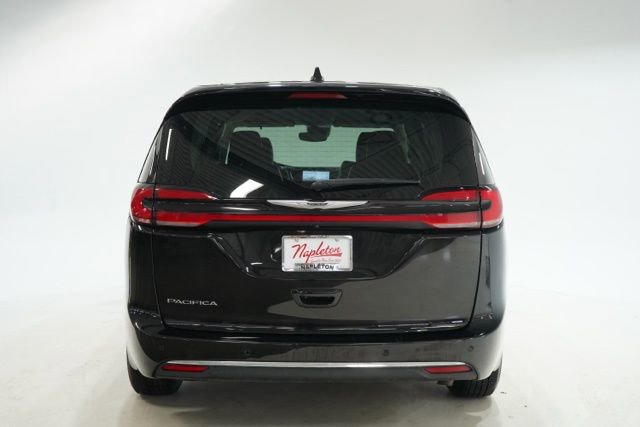 Used 2024 Chrysler Pacifica Touring-L image 7