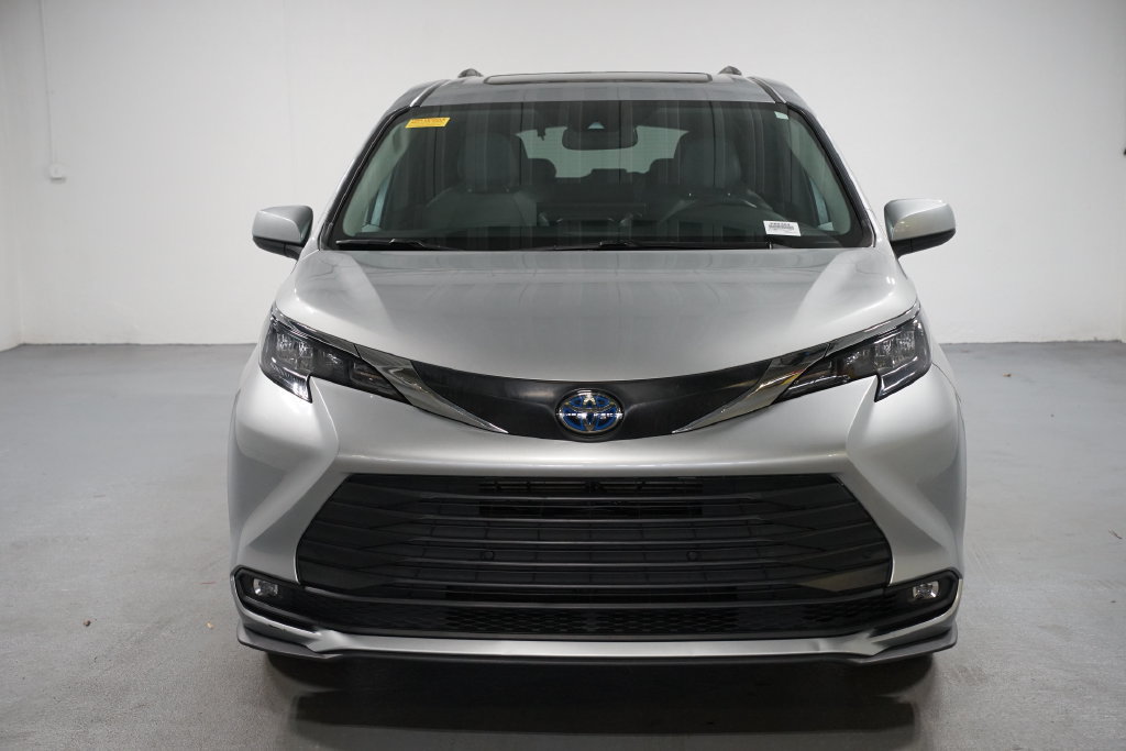 Certified 2025 Toyota Sienna XLE FWD image 2