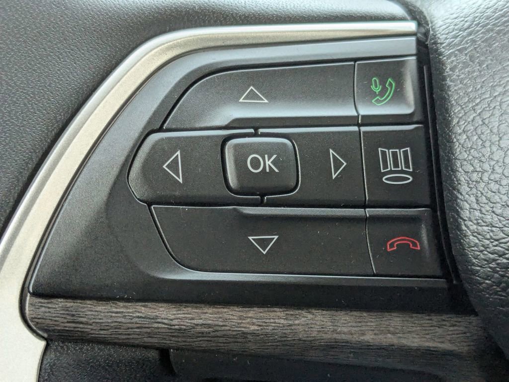 Used 2023 Jeep Grand Cherokee Limited w/ Black Appearance Package image 17