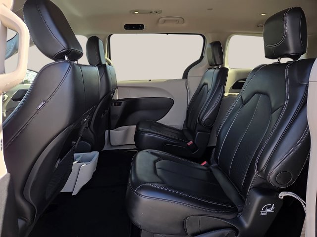 Used 2024 Chrysler Pacifica Touring-L FWD image 14