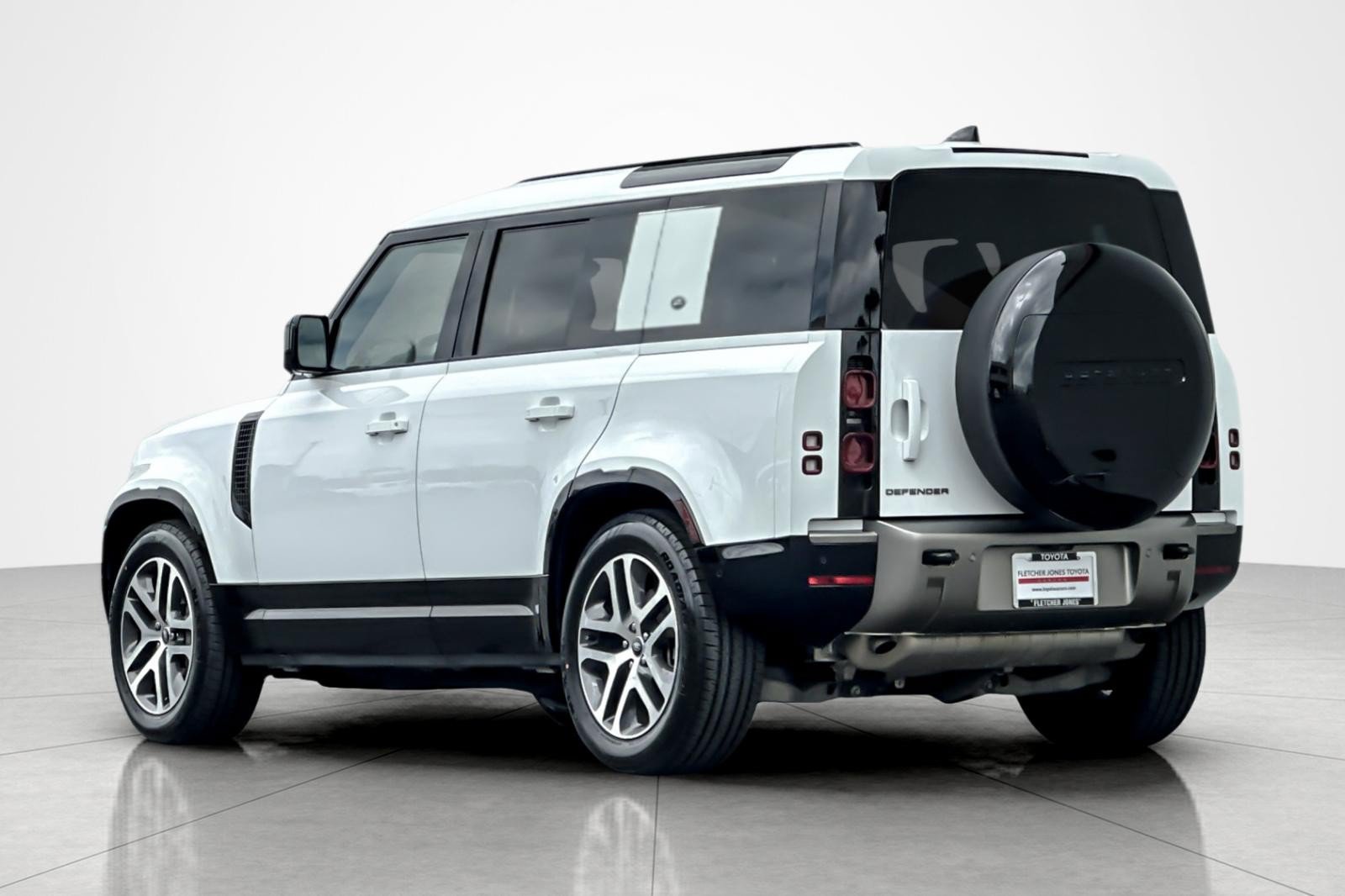 Used 2024 Land Rover Defender 110 X-Dynamic SE AWD/4WD image 3