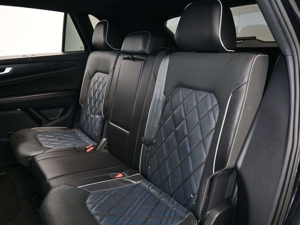 Used 2024 Volkswagen Atlas Cross Sport SEL Premium R-Line image 34