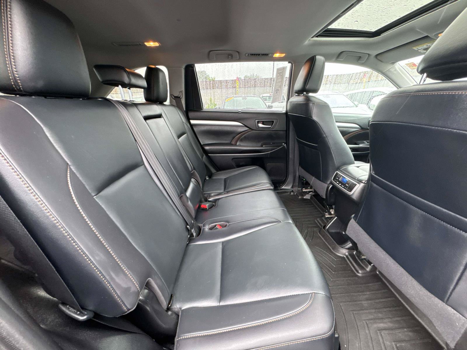 Used 2019 Toyota Highlander XLE w/ Carpet Mat Package (TMS) AWD/4WD image 18