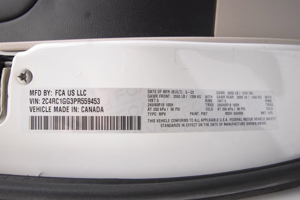 Used 2023 Chrysler Pacifica Limited FWD image 30