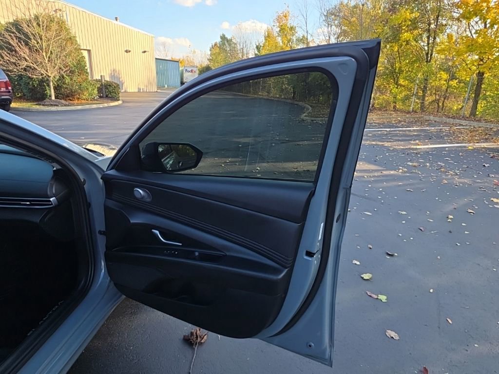 Used 2023 Hyundai Elantra Limited image 41