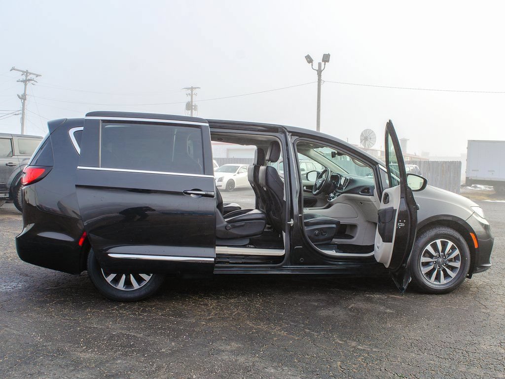 Used 2023 Chrysler Pacifica Limited FWD image 4