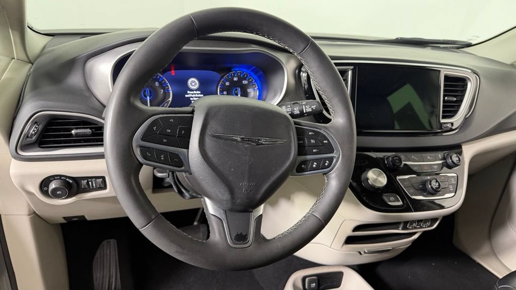 Used 2023 Chrysler Pacifica Touring-L FWD image 17