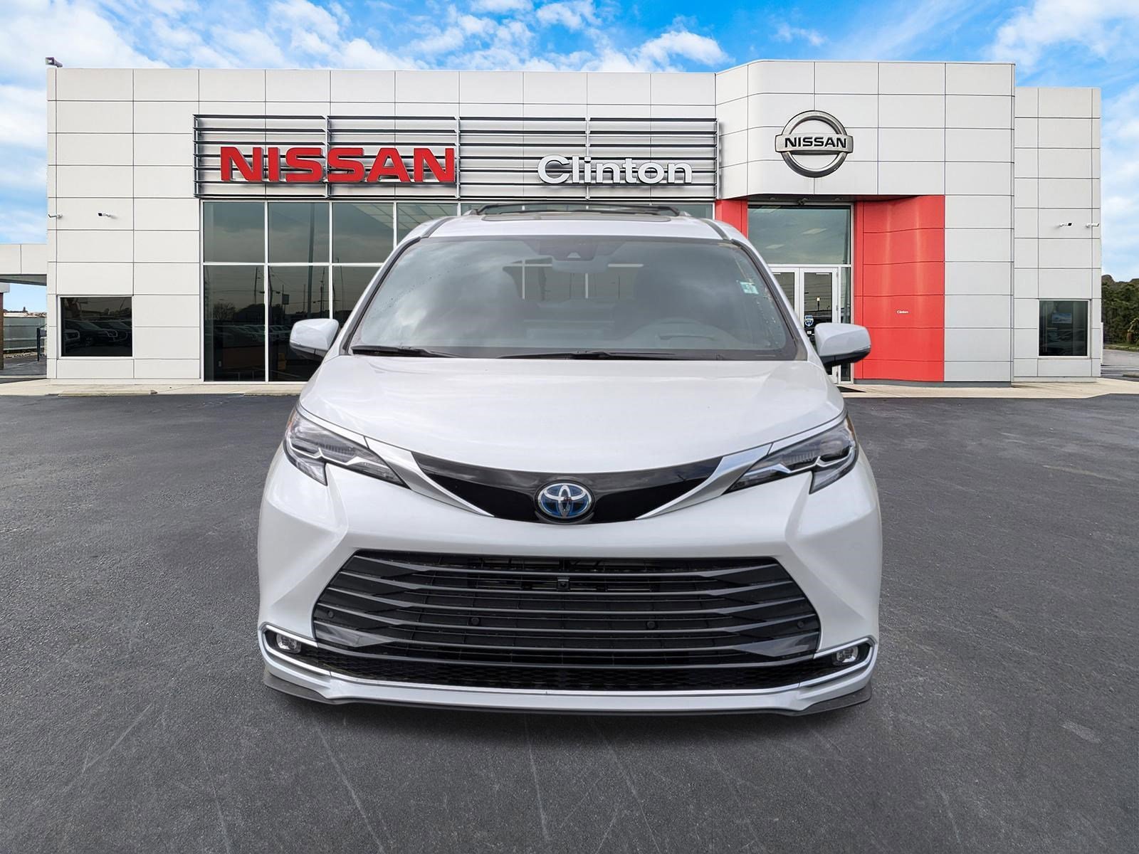 Used 2025 Toyota Sienna Platinum AWD/4WD image 8