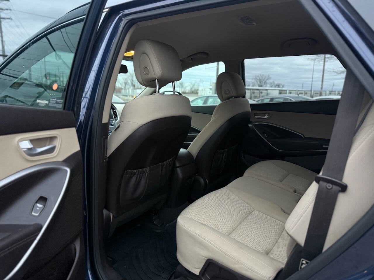 Used 2017 Hyundai Santa Fe SE image 9