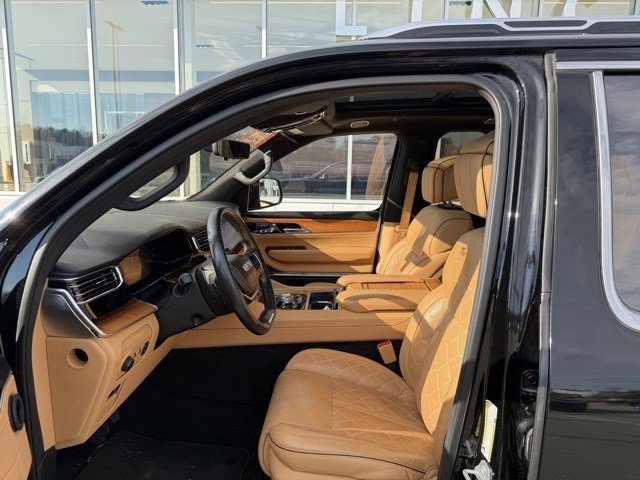 Used 2022 Jeep Grand Wagoneer Series III w/ Rear Seat Video Group 1 image 24