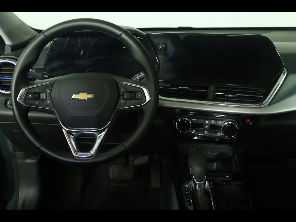Used 2025 Chevrolet Trax LT w/ LT Convenience Package image 13