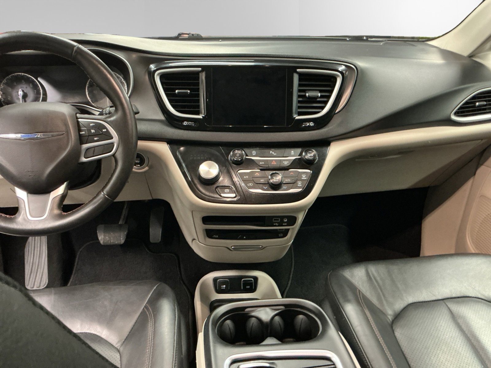 Used 2020 Chrysler Pacifica Touring-L Plus image 10