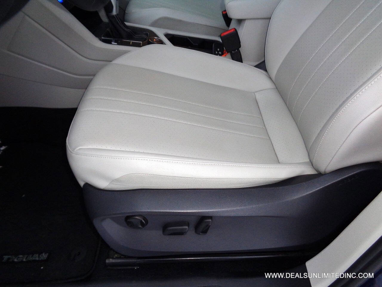 Used 2024 Volkswagen Tiguan SE image 9