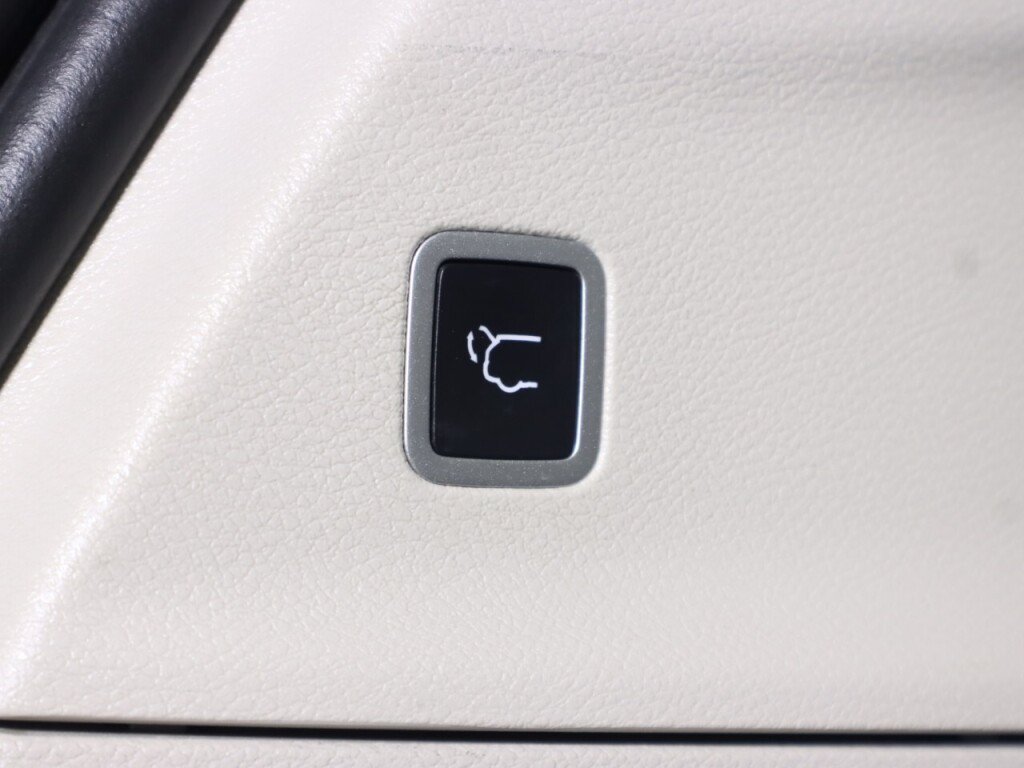 Used 2023 Chrysler Voyager LX FWD image 33