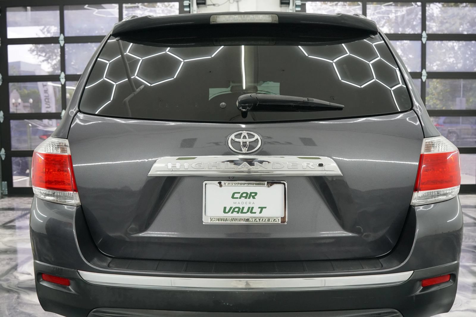 Used 2012 Toyota Highlander SE w/ Tow Pkg FWD image 9