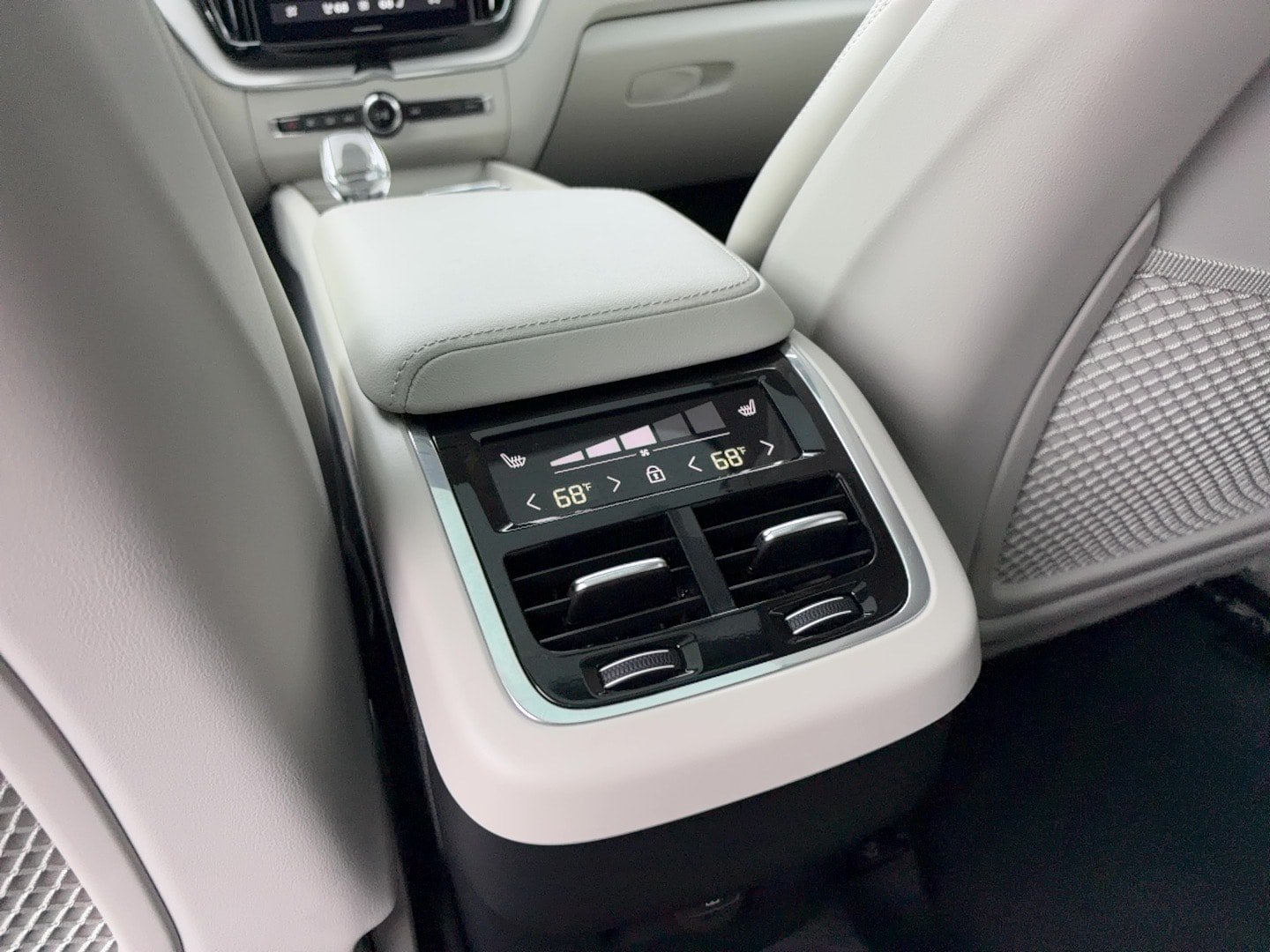 Certified 2026 Volvo XC60 B5 Ultra AWD/4WD image 18