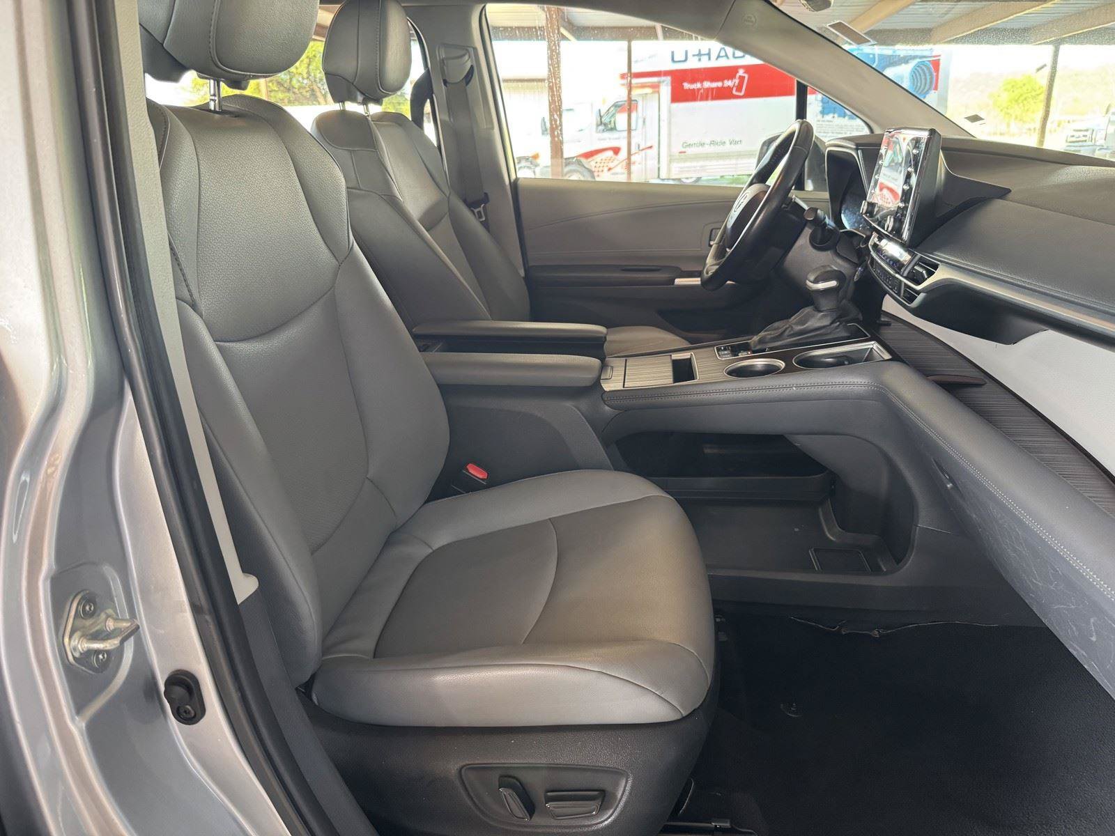 Used 2024 Toyota Sienna XLE FWD image 41