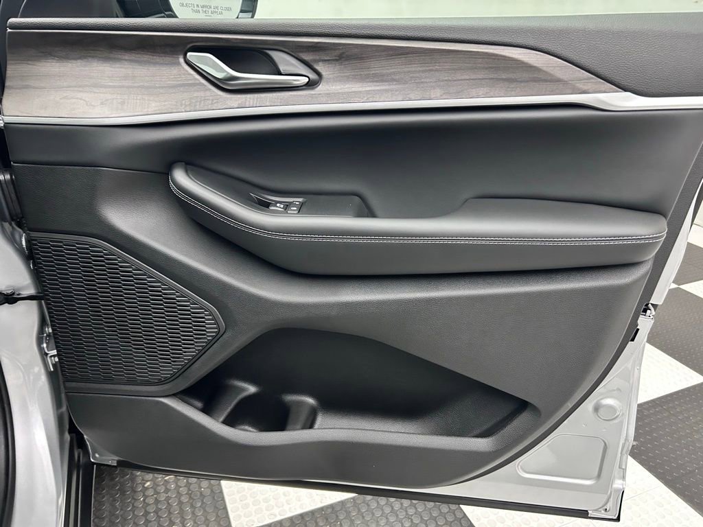 New 2025 Jeep Grand Cherokee L Limited w/ Black Appearance Package image 18