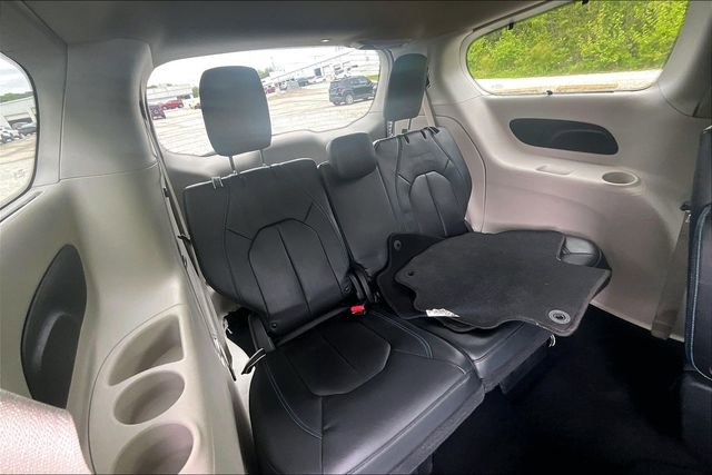 Used 2021 Chrysler Pacifica Touring-L FWD image 27