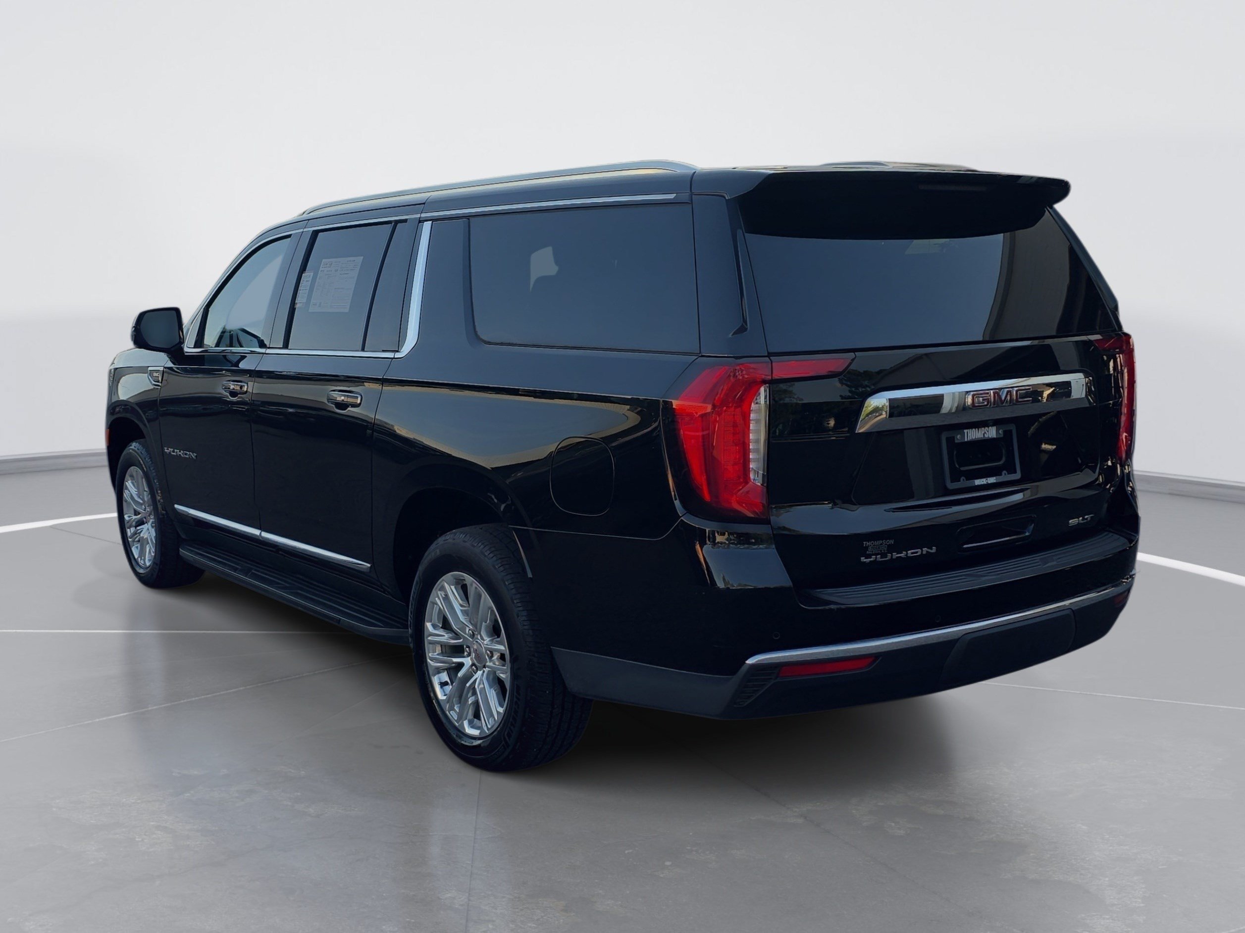 Used 2022 GMC Yukon XL SLT w/ SLT Premium Package AWD/4WD image 5