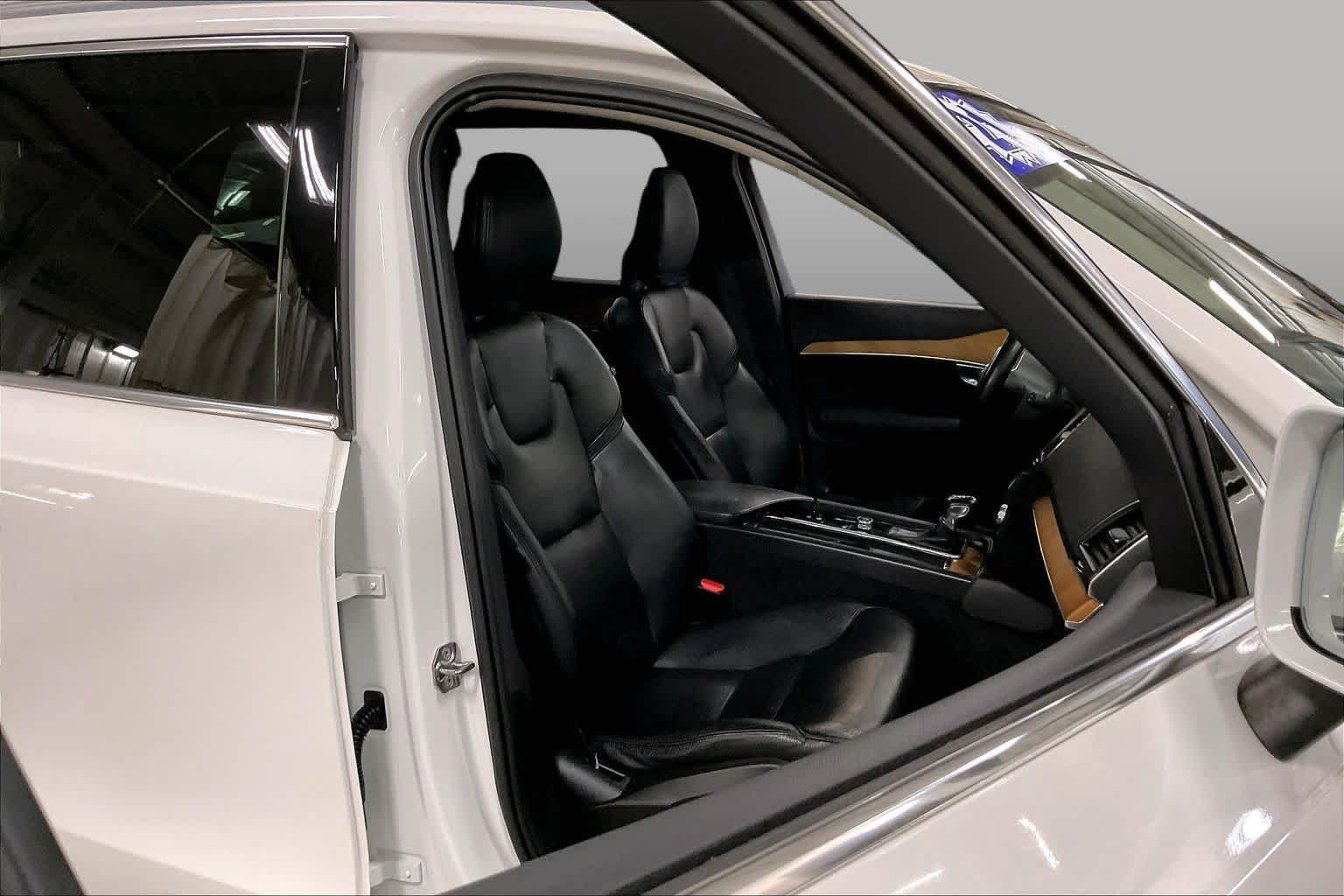 Used 2021 Volvo XC90 T6 Momentum w/ Climate Package AWD/4WD image 9
