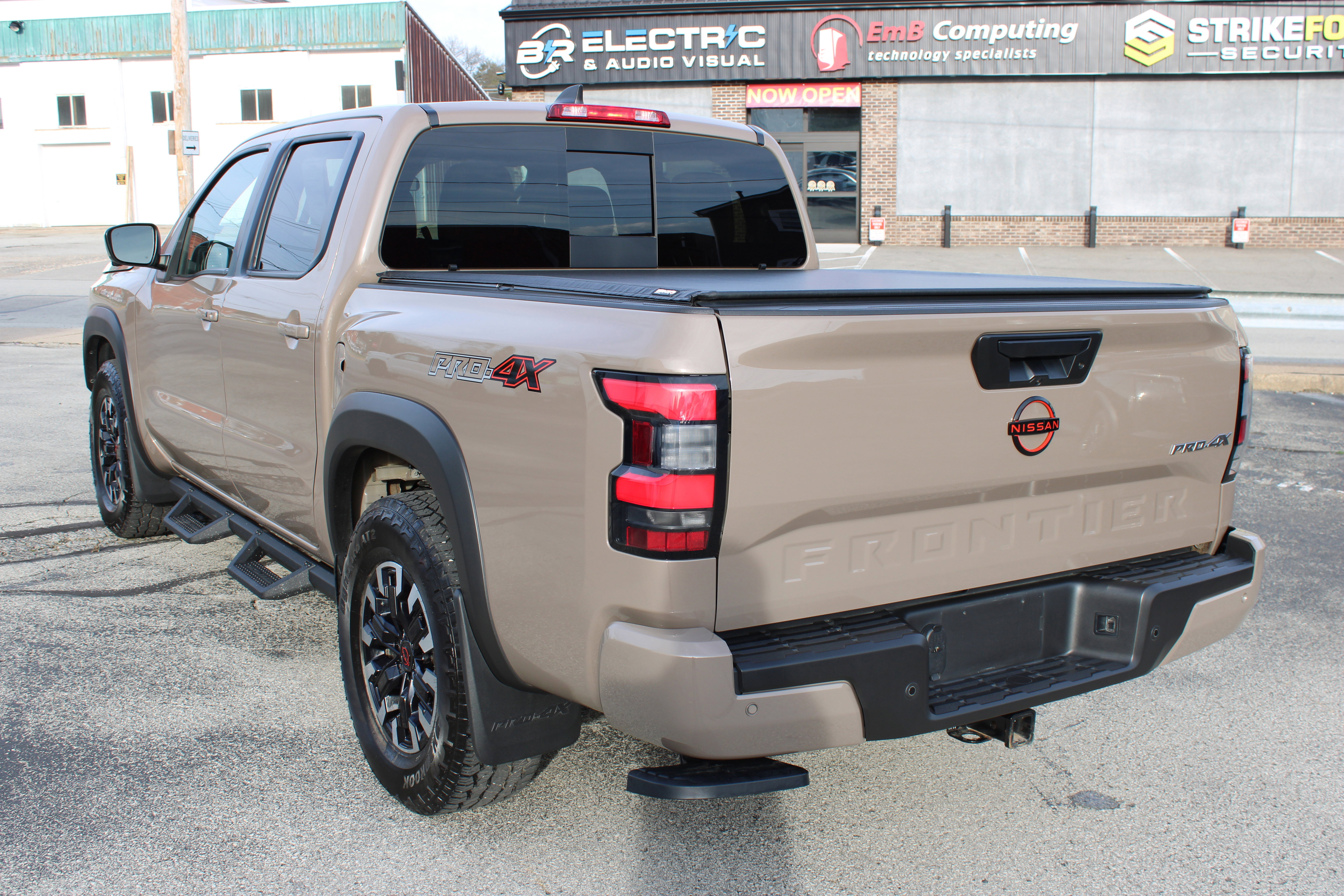 Certified 2023 Nissan Frontier PRO-4X w/ Pro Convenience Package image 3