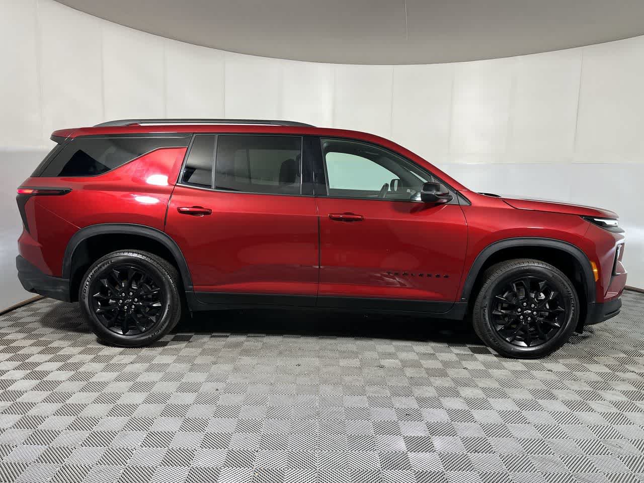 Used 2025 Chevrolet Traverse LT w/ Midnight/Sport Edition FWD image 9