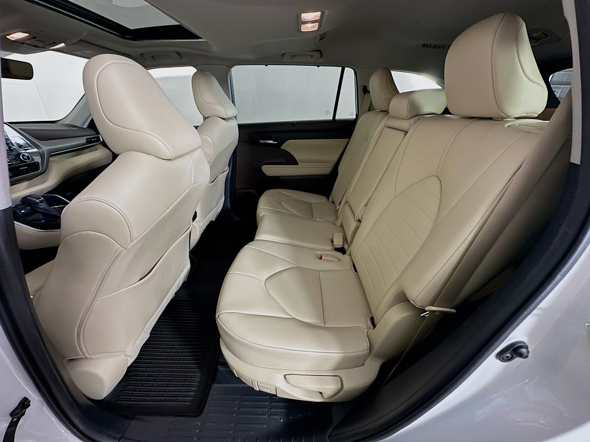 Used 2020 Toyota Highlander XLE image 28