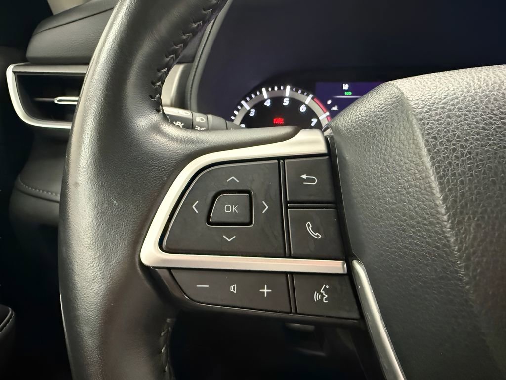 Used 2024 Toyota Highlander LE FWD image 18