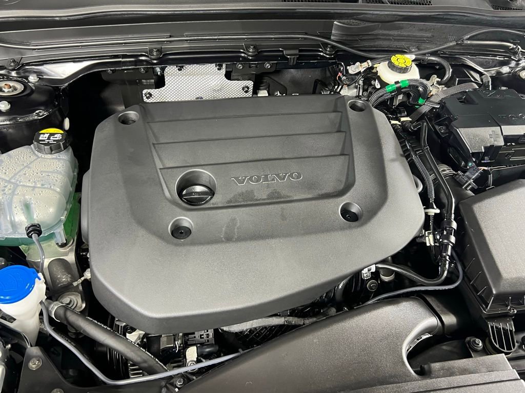 Used 2025 Volvo XC40 B5 Plus image 35