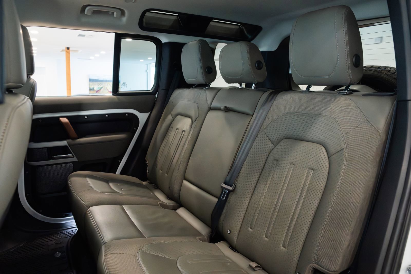 Used 2021 Land Rover Defender 110 SE image 21