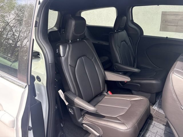 New 2027 Chrysler Pacifica Select w/ Family Tech Group AWD/4WD image 24