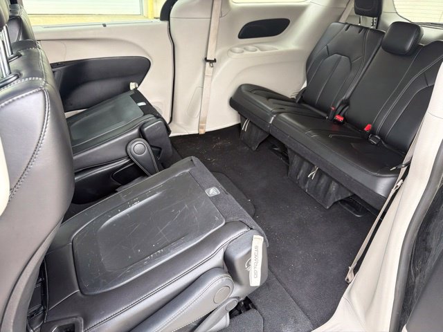Used 2024 Chrysler Pacifica Touring-L FWD image 16