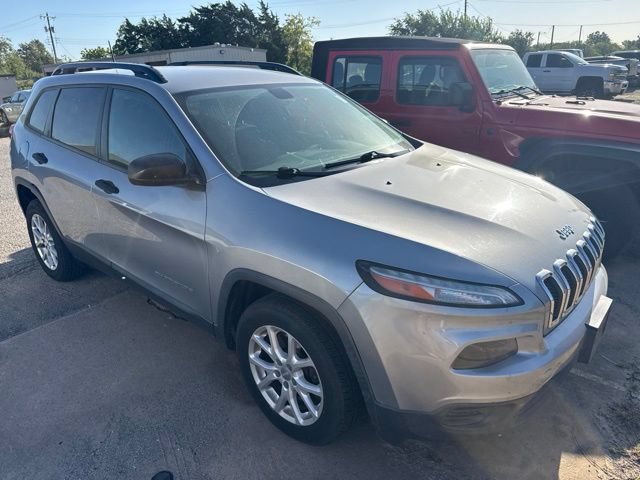Used 2017 Jeep Cherokee Sport FWD image 2