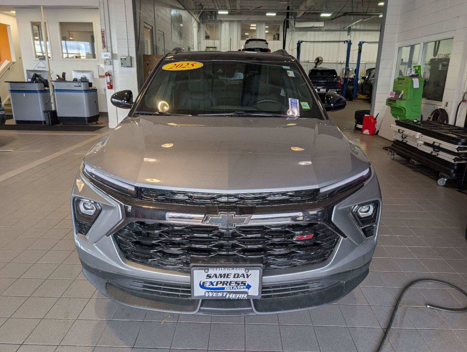 Used 2025 Chevrolet TrailBlazer RS w/ Convenience Package AWD/4WD image 2