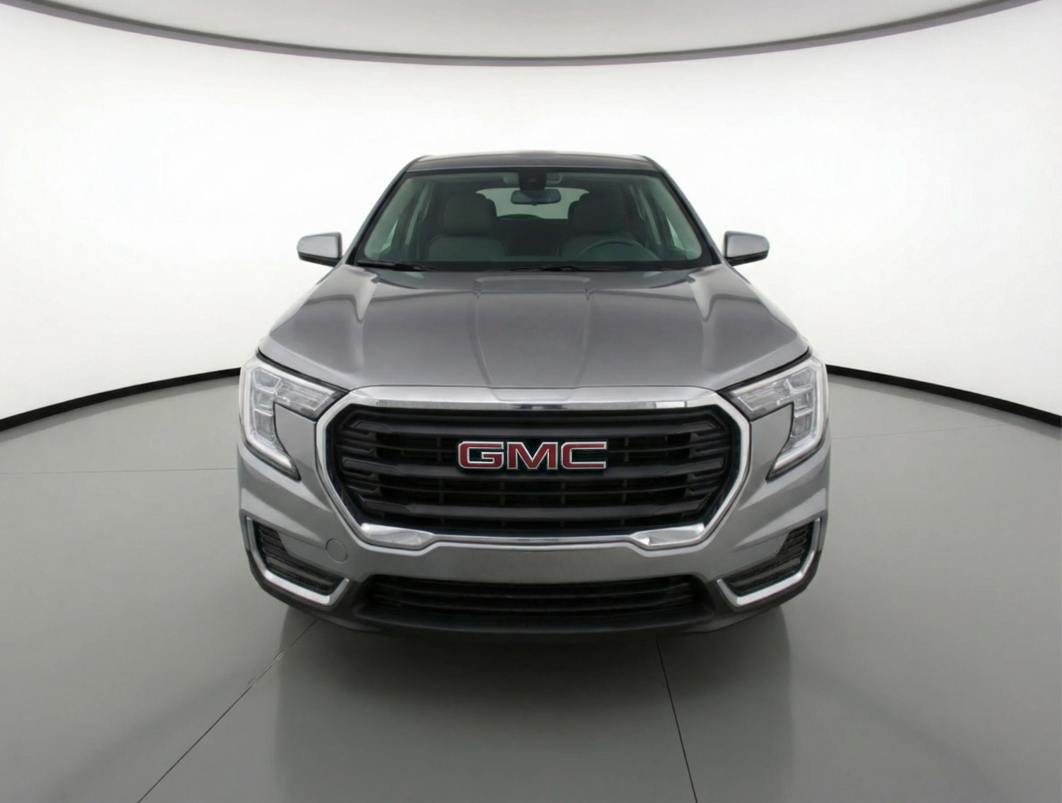 Used 2024 GMC Terrain SLE image 2