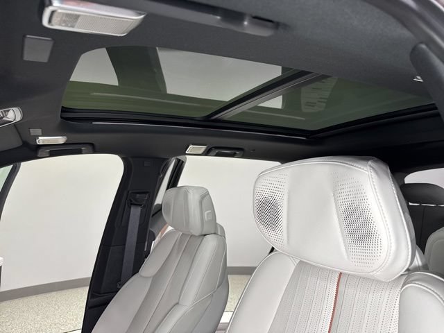 Used 2026 Cadillac Vistiq Sport w/ LPO, Floor Liner Package AWD/4WD image 4