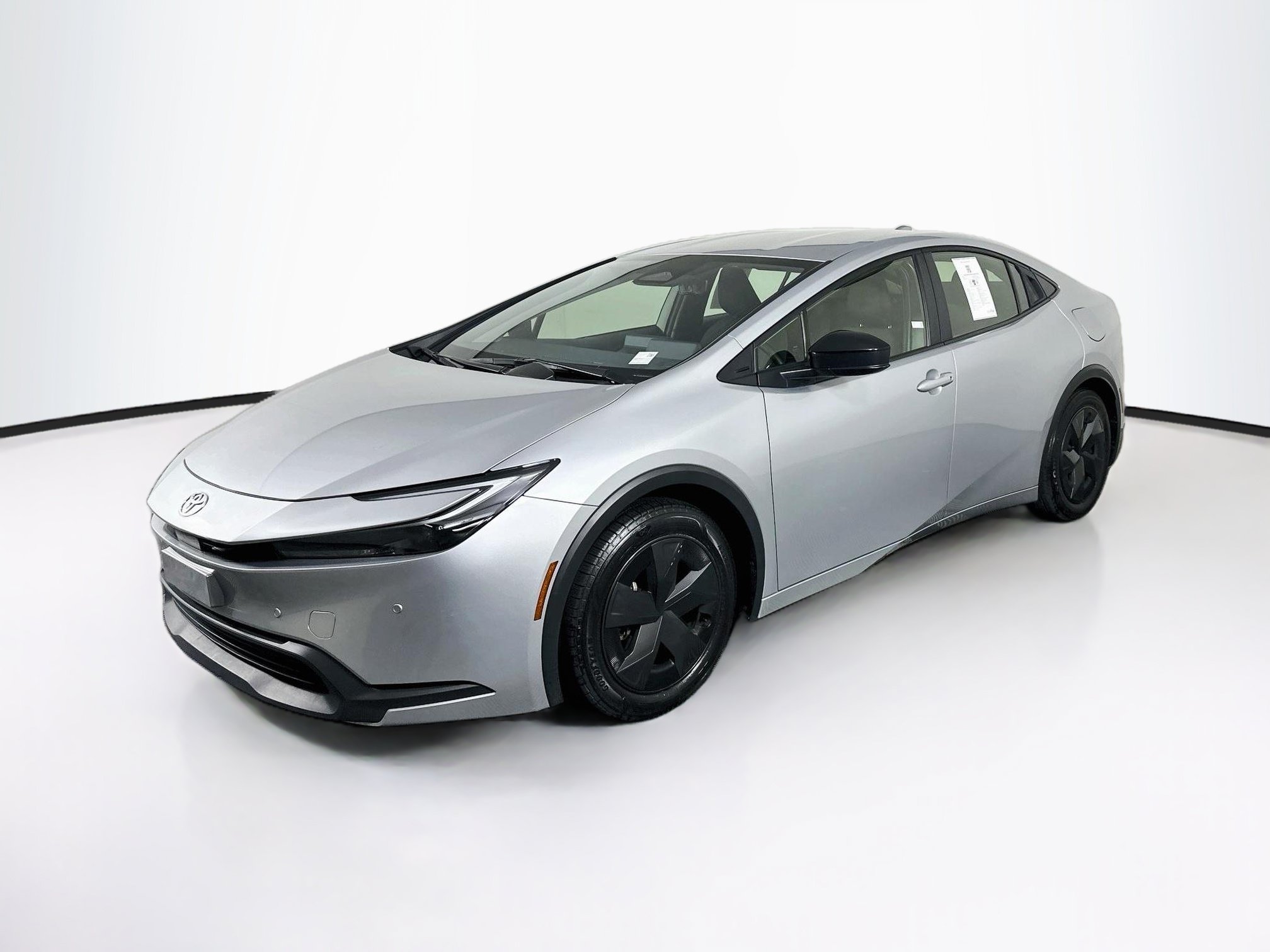 Used 2025 Toyota Prius LE FWD image 3