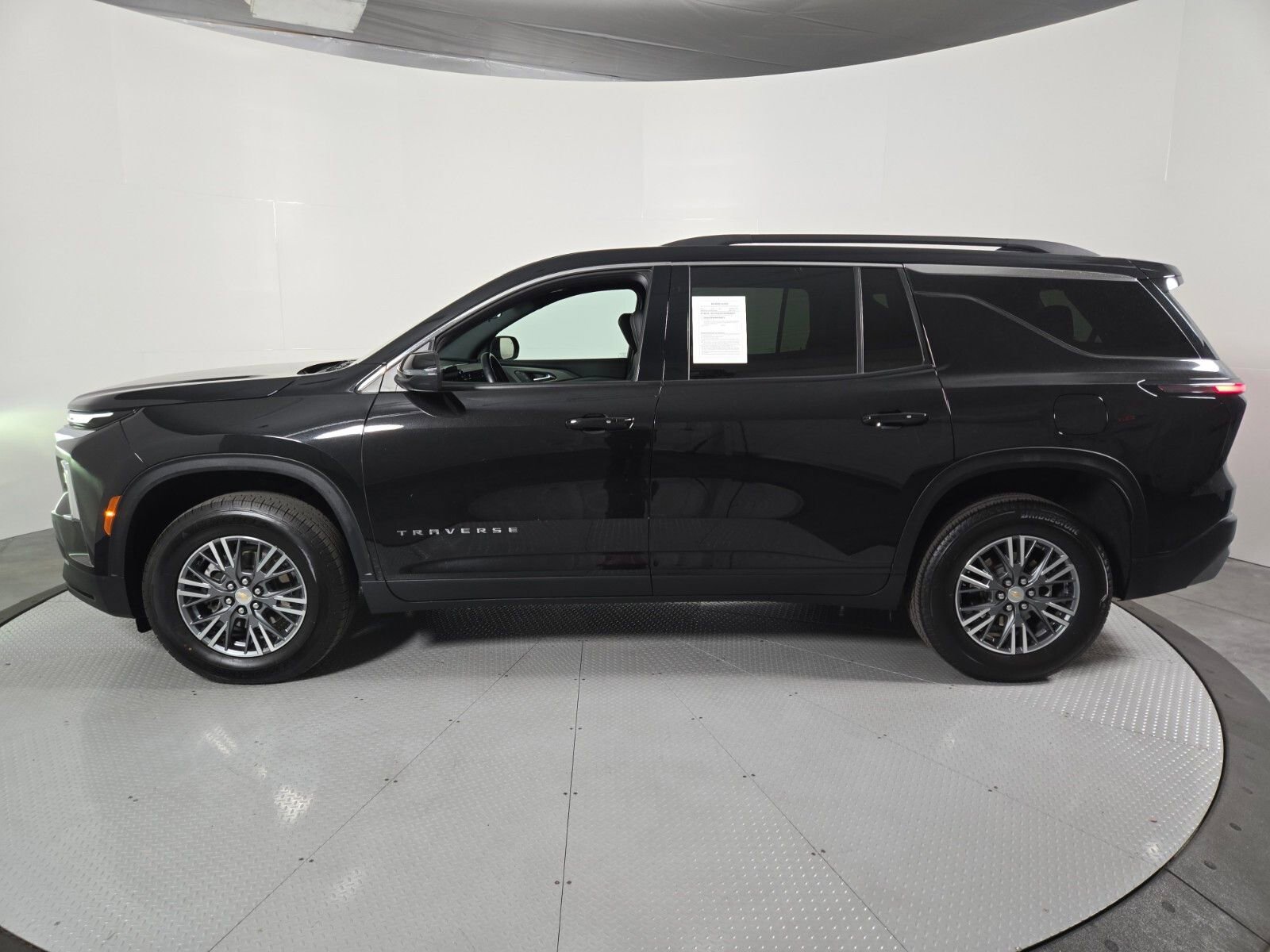 Used 2025 Chevrolet Traverse LT FWD image 7