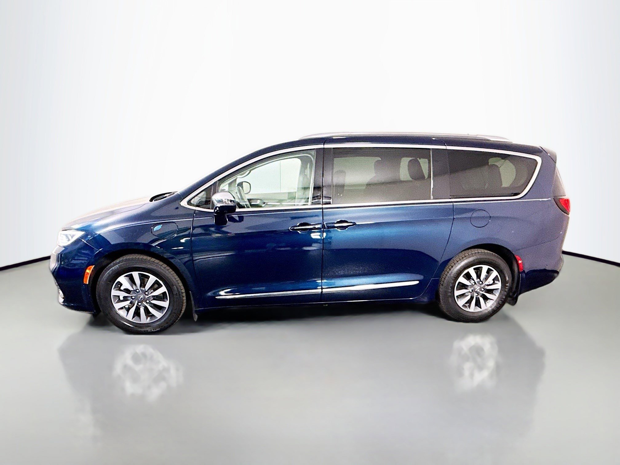 Used 2021 Chrysler Pacifica Limited w/ Premium & Safety Sphere Group image 6