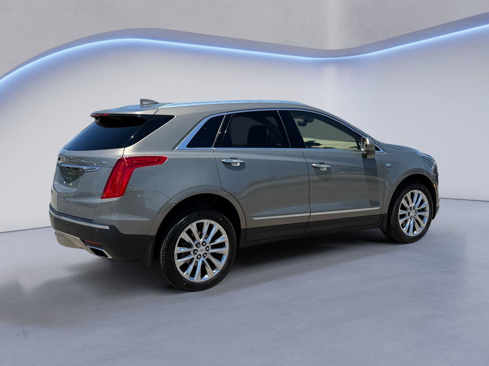 Used 2018 Cadillac XT5 Platinum w/ Driver Assist Package AWD/4WD image 5