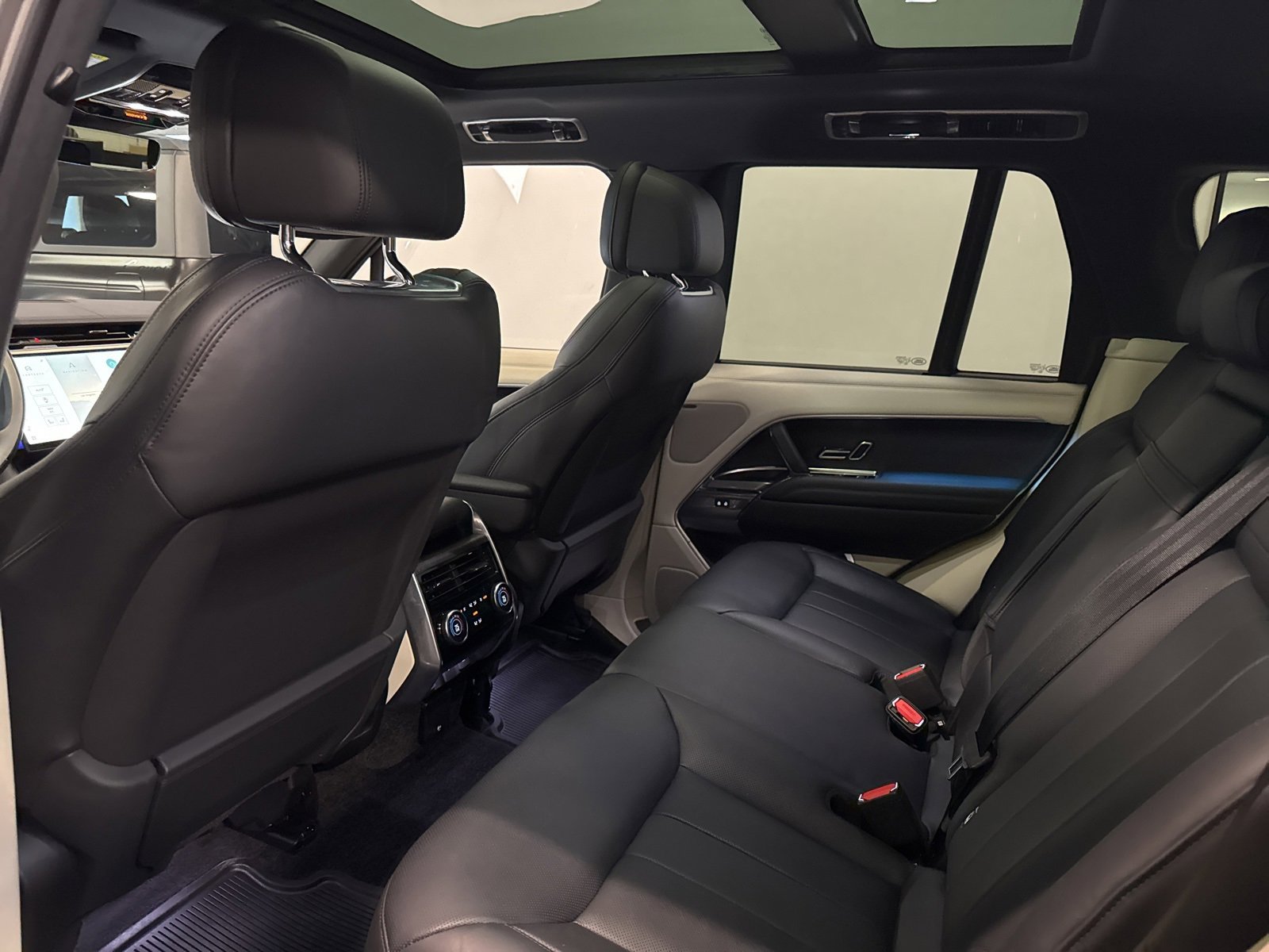 Used 2024 Land Rover Range Rover SE image 14