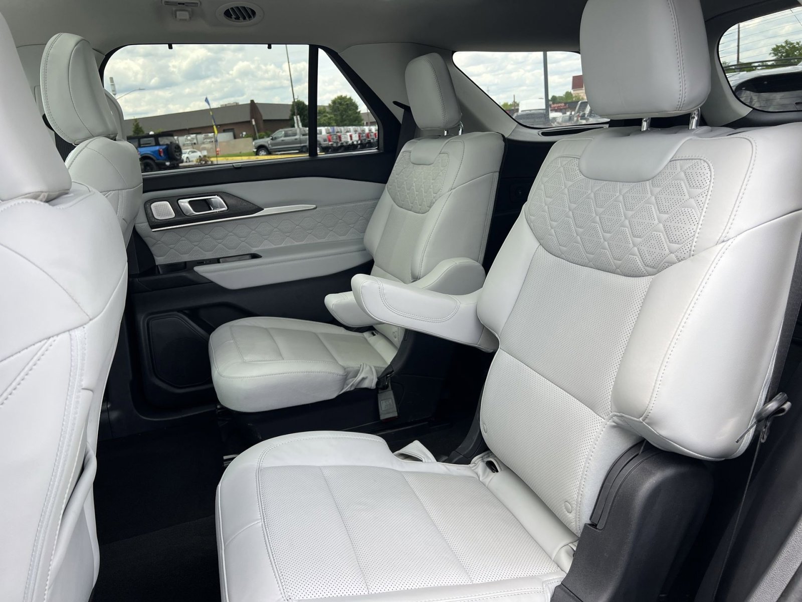 Used 2025 Ford Explorer Platinum w/ LUX Leather Package AWD/4WD image 33