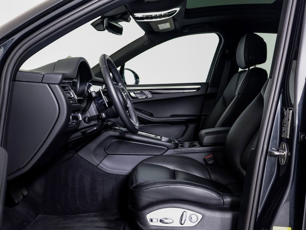 Certified 2025 Porsche Macan AWD/4WD image 5