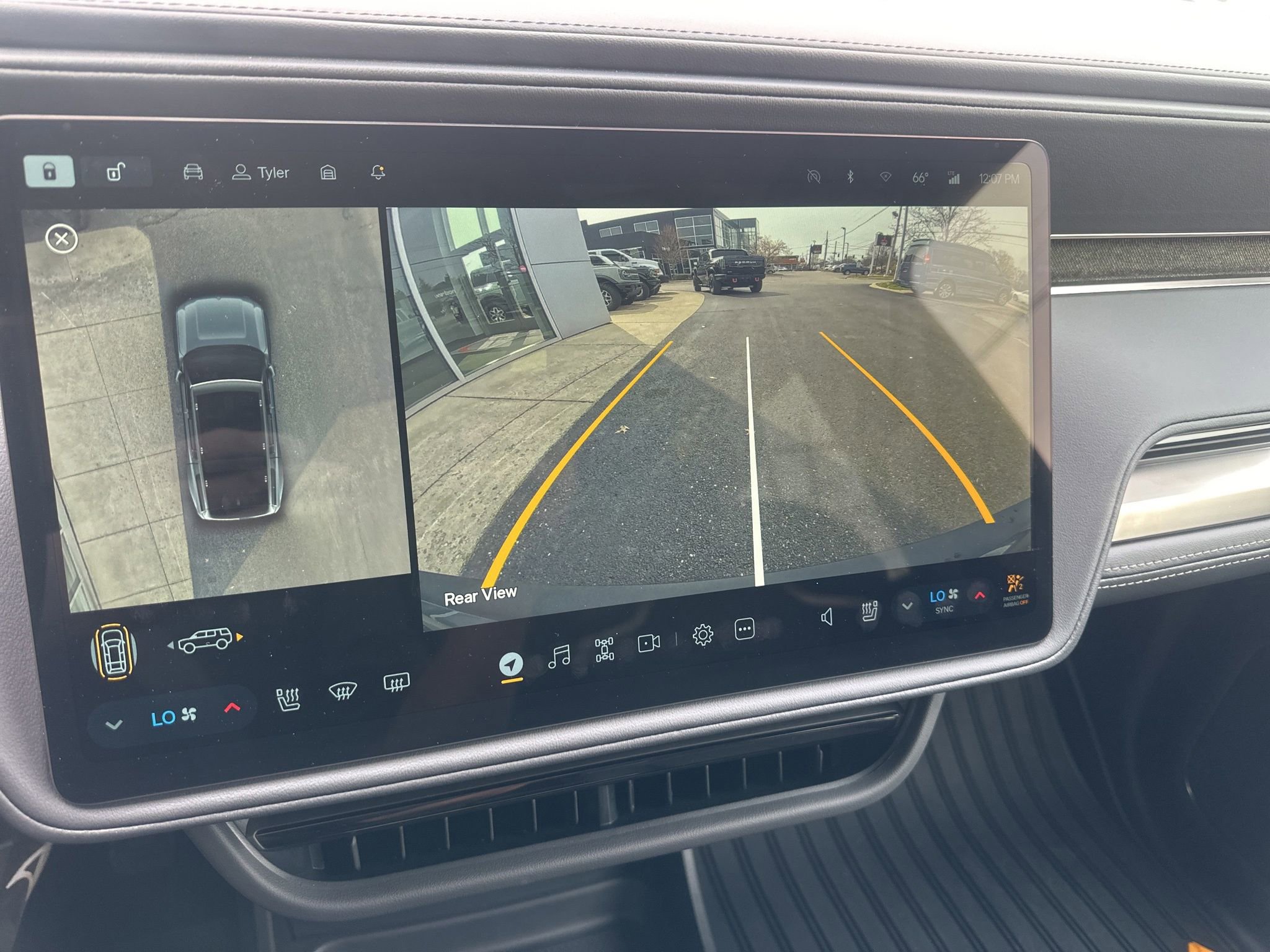 Used 2025 Rivian R1S Adventure image 27