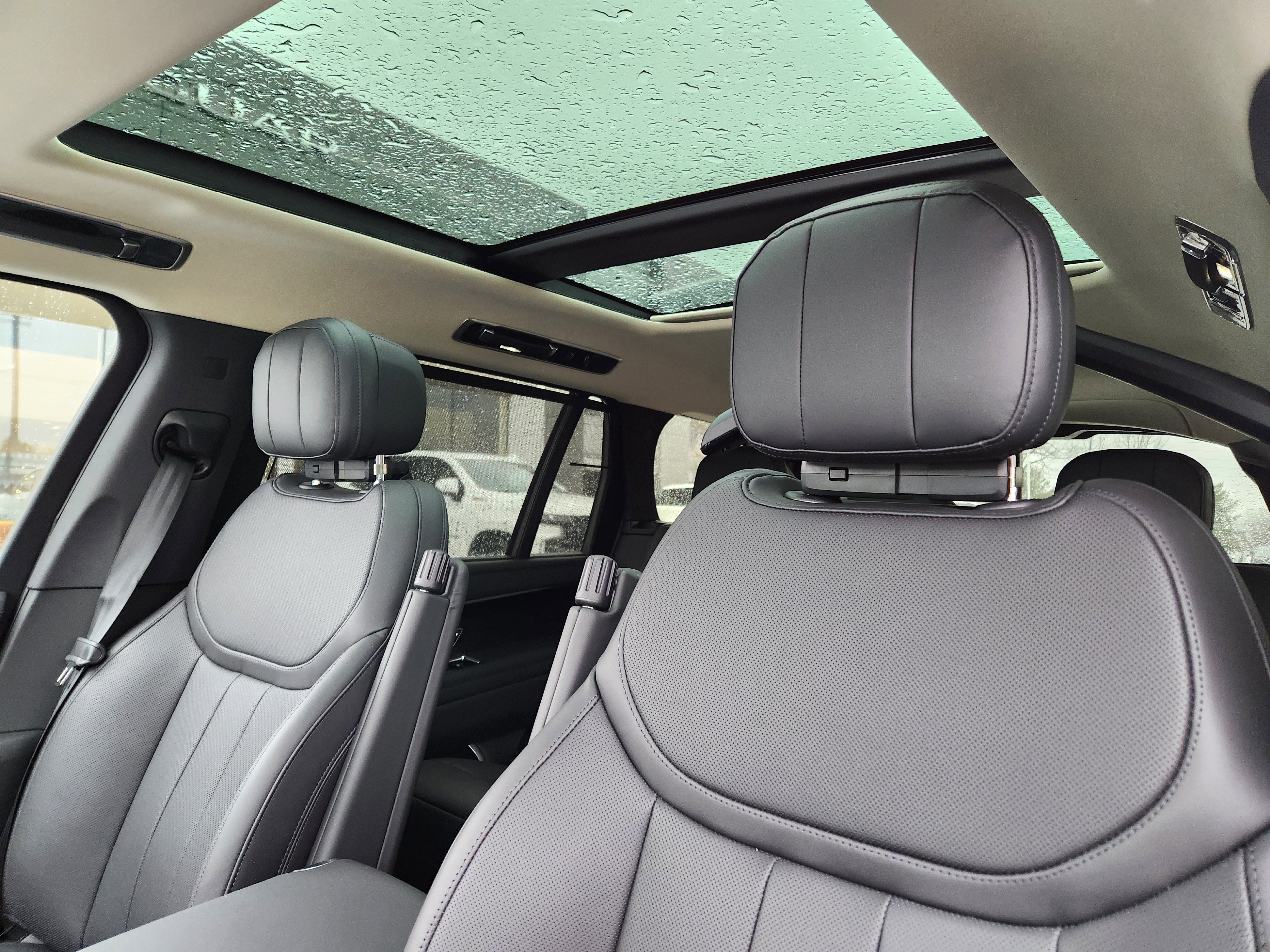 New 2026 Land Rover Range Rover Long Wheelbase SE image 10