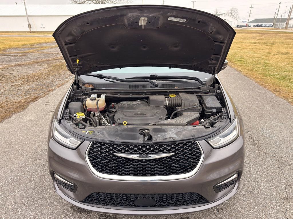 Used 2022 Chrysler Pacifica Touring-L image 16