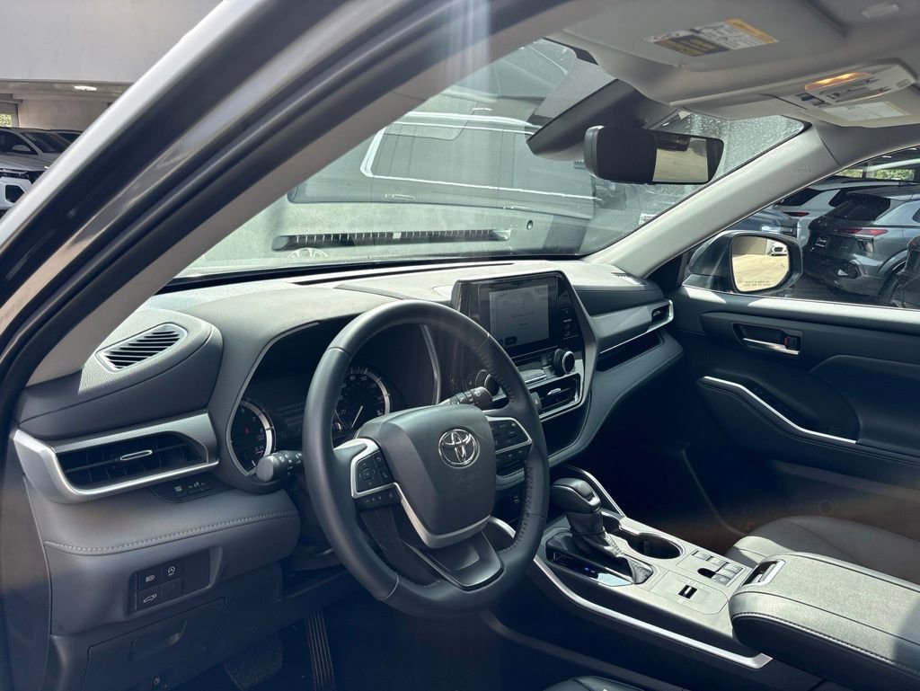 Used 2025 Toyota Highlander XLE FWD image 12